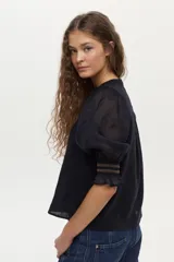Blusa de lino color azul marino, con cuello mao y mangas abullonadas de ramie con detalles de bordado en punto smock en los puños.