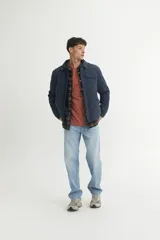 Campera azul marino capitoneada en canvas con forro de nylon.