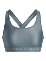 Top deportivo Under Armour de soporte medio, confeccionado en tejido HeatGear de doble capa. Presenta diseño de espalda cruzada, banda elástica inferior con logo de la marca y copas extraíbles con perforaciones para mayor transpirabilidad.