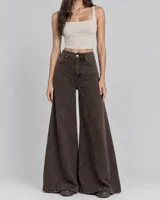 Pantalón jean color marrón oscuro, de corte wide leg y estilo relajado.