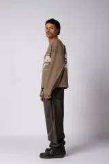 Buzo oversize de corte boxy, confeccionado en algodón rústico de alto gramaje en color beige. Presenta cuello redondo con borde crudo, mangas largas y una estampa frontal con el texto VCP delimitado por líneas horizontales blancas.