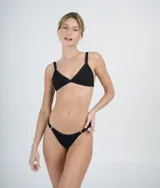 Conjunto de bikini negro con corpiño triangular fijo y bombacha colaless con argollas doradas en los laterales.