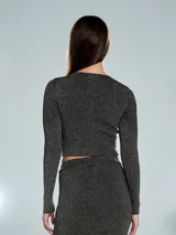 Buzo tejido plateado con cuello redondo y mangas largas.