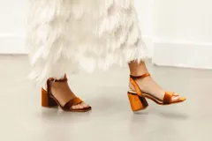 Sandalias de taco cuadrado y altura media, con estampa animal print de leopardo en el cuerpo principal, puntera cuadrada, y tiras negras finas al tobillo con cierre de hebilla.