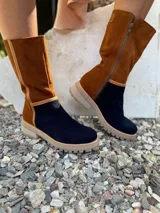 Botas altas de caña media combinadas en gamuza, con base de goma track y cierre lateral.