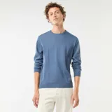 Sweater de punto azul con cuello redondo y mangas largas.