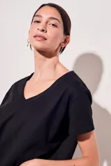 Remera de algodón color mostaza, de manga corta y escote en V con detalle metalizado.