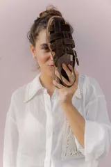 Sandalias de cuero con tiras entrecruzadas, suela plana y hebilla lateral.