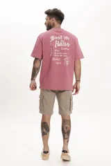 Remera de manga corta, color verde menta, con cuello redondo y un pequeño estampado gráfico en el pecho.