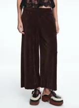 Pantalon de corte ancho y silueta recta, con cintura elástica y bolsillos laterales. Presenta una textura acanalada sutil.