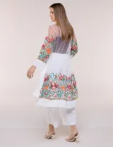 Cardigan tipo kimono largo de tul blanco semitransparente, con frente abierto y mangas largas. Presenta vistosos bordados florales multicolor en mangas, dobladillo y laterales.