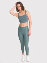 Calza deportiva color verde azulado, tiro alto, sin bolsillos y tela brillante.