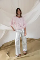 Pantalón cargo plateado de corte ancho, con bolsillos laterales y cintura elástica.