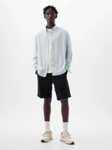 Bermuda de hombre color azul claro, corte recto, con bolsillos laterales y traseros.