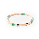 Pulsera elástica con cuentas cuadradas de colores pastel, verde, blanco y plateado.