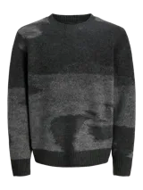 Sweater de punto con diseño de bloques de color en tonos grises y negros, manga larga, cuello redondo y ajuste relajado. Presenta puños y cuello acanalados con una textura suave y elástica.