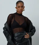 Body de manga larga confeccionado en tul negro con transparencias, presenta cuello alto y un ajuste ceñido al cuerpo.