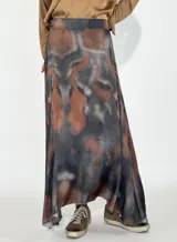 Pollera larga de tiro alto con estampado abstracto en tonos grises y marrones.