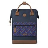 Mochila Cabaia modelo Adventurer Chicago, color azul con detalles en marrón. Tiene capacidad de 12L, 23L o 26L, sistema MOLLE, compartimento acolchado para tablet o PC, correa para sujetar a la maleta y tirantes acolchados antitranspirantes.
