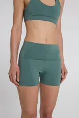 Short deportivo verde azulado de compresión media, con cintura alta regulable y tejido Activelu con protección UV50+ y nula transparencia.