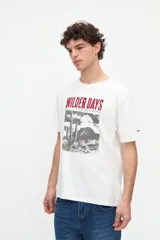 Remera negra de algodón pesado con calce relaxed, cuello redondo y manga corta. Cuenta con un diseño gráfico central que combina fotografía de un cactus en tonos grises con la leyenda "Wilder Days" en granate.