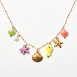 Collar con cadena dorada y dijes colgantes de conchas, estrellas de mar, peces y perlas de colores.