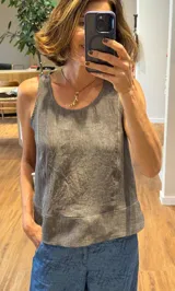 Musculosa gris de lino con corte recto y pespuntes en contraste.
