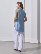 Camisa sin mangas color beige, marca Zac & Rachel, confeccionada en lino. Presenta escote en V, abertura frontal con botones, dos bolsillos delanteros y terminación con botones en los laterales.