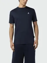 Camiseta de manga corta color azul marino con cuello redondo y un pequeño logo bordado de calavera y tibias cruzadas en blanco en el pecho.