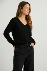 Sweater de viscosa con cuello en V y mangas largas, de corte ajustado al cuerpo.