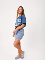 Remera de algodón marca Rusty, color blanco, de corte holgado, con cuello redondo, mangas cortas y estampado frontal colorido de temática tropical.