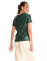 Blusa de manga corta con cuello redondo, confeccionada en tejido cubierto de lentejuelas color verde esmeralda. Cuenta con forro interno a tono y un corte recto.
