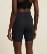 Bermuda deportiva Get Over de poliamida color negro, de tiro alto y diseño ajustado tipo biker, sin estampado.