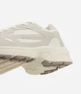 Championes deportivos de estilo urbano con capellada de material sintético, diseño con recortes y apliques superpuestos. Cuenta con cierre de cordones, entresuela robusta y suela de goma con base tractorada.