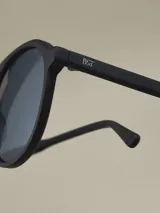 Lentes de sol negros con montura redonda y doble puente.