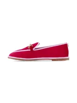 Mocasín de terciopelo color fucsia con ribetes en contraste color rosa claro, suela plana y detalle de herraje metálico dorado en el empeine.