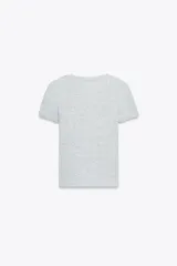 Camiseta de manga corta color beige, con cuello redondo y corte slim fit.