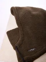 Pasamontañas de tejido tipo corderito sintético en color negro, con diseño de capucha integrada y cordones ajustables en la parte frontal.