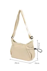 Bandolera de diseño funcional en color beige, confeccionada en poliéster. Presenta un compartimento principal con cierre, correa ajustable para el hombro y bolsillos laterales con cordón elástico regulable.