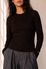 Sweater celeste melange de punto fino con cuello redondo y costuras decorativas frontales.