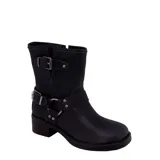 Bota de caña media marca Bottero, color negro, confeccionada en cuero con textura granulada. Presenta un diseño de estilo biker con dos correas ajustables con hebillas metálicas y detalles de tachas plateadas en los laterales. Cuenta con un taco bajo cuadrado y suela de goma.