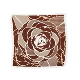 Pañuelo cuadrado de seda con estampado floral en tonos verde, blanco y negro.