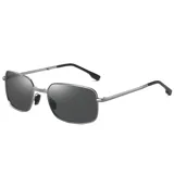 Lentes de sol con armazón metálico de diseño rectangular y acabado en tono gris oscuro. Cuentan con protección UV400 y patillas delgadas con terminales en color negro.
