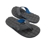 Ojotas Volcom modelo Recliner, de color negro con detalles en azul y gris. Cuenta con una plantilla texturizada acolchada y tira de dedo con el logo de la marca.