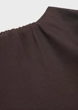 Vestido midi de color marrón, sin mangas, con cuello perkins y diseño entallado. Presenta un detalle drapeado en la cintura.