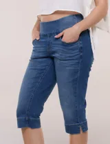 Pantalón capri de denim azul con cintura tipo faja elastizada, bolsillos frontales y traseros, y ajuste entallado por debajo de la rodilla.