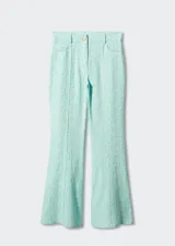 Pantalon de tiro medio con diseño acampanado, confeccionado en mezcla de lino y viscosa con estampado floral en tonos turquesa y blanco. Presenta bolsillos laterales, trabillas para cinturón, costuras decorativas frontales y cierre de cremallera con botón.