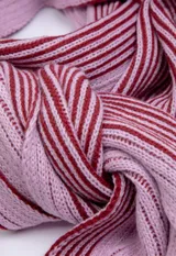 Bufanda rectangular tejida de color rosa claro con rayas verticales finas color borgoña.