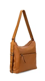 Cartera convertible en mochila de diseño versátil, color tostado, con textura granulada. Cuenta con un bolsillo frontal con cierre, compartimento principal espacioso y correas ajustables para llevar al hombro o como mochila.