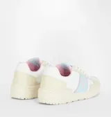 Zapatillas deportivas Chiara Ferragni de cuero blanco con detalles en celeste y rosa. Presentan el logo de la marca en el lateral y cordones blancos.